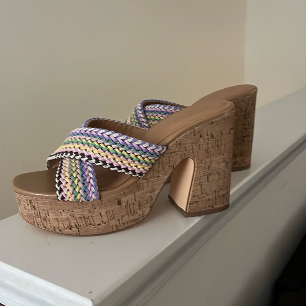 Adorable platform sandals 8.5
